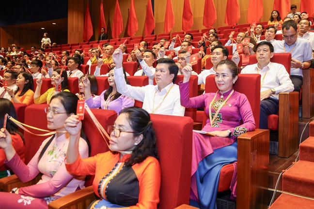  Đại biểu tiến hành biểu quyết tại Đại hội