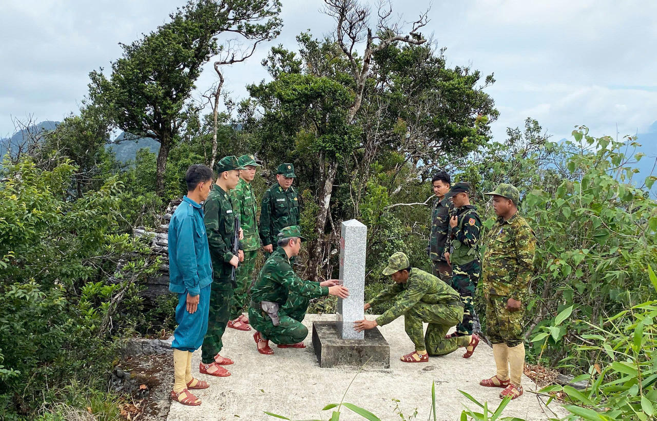 Lực lượng tuần tra Việt Nam - Lào kiểm tra tình trạng mốc quốc giới trong đợt tuần tra song phương trên tuyến biên giới Quảng Trị - Khăm Muộn.