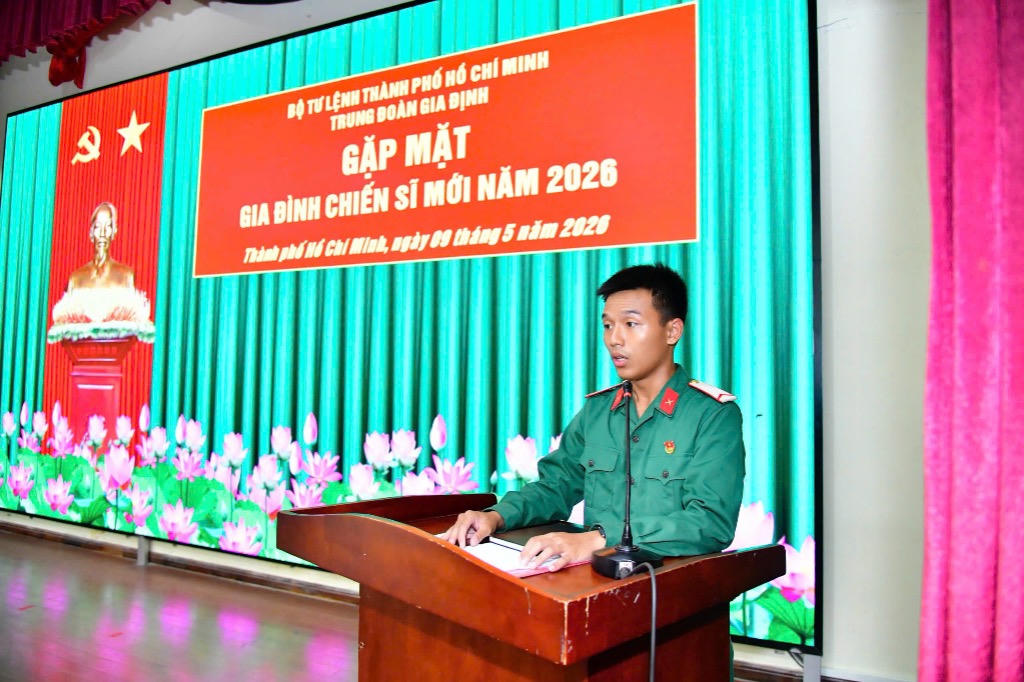 Chiến sĩ Nguyễn Ngô Tiến Duy xúc động chia sẻ. (Ảnh: Hữu Tân)