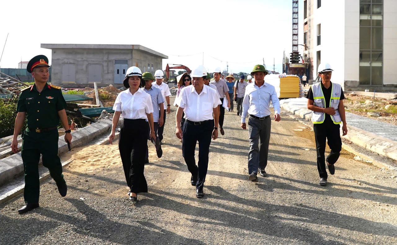 Chủ tịch UBND tỉnh Lê Hồng Vinh kiểm tra thực tế dự án Bệnh viện đa khoa Bắc Quảng Bình (cơ sở 2).