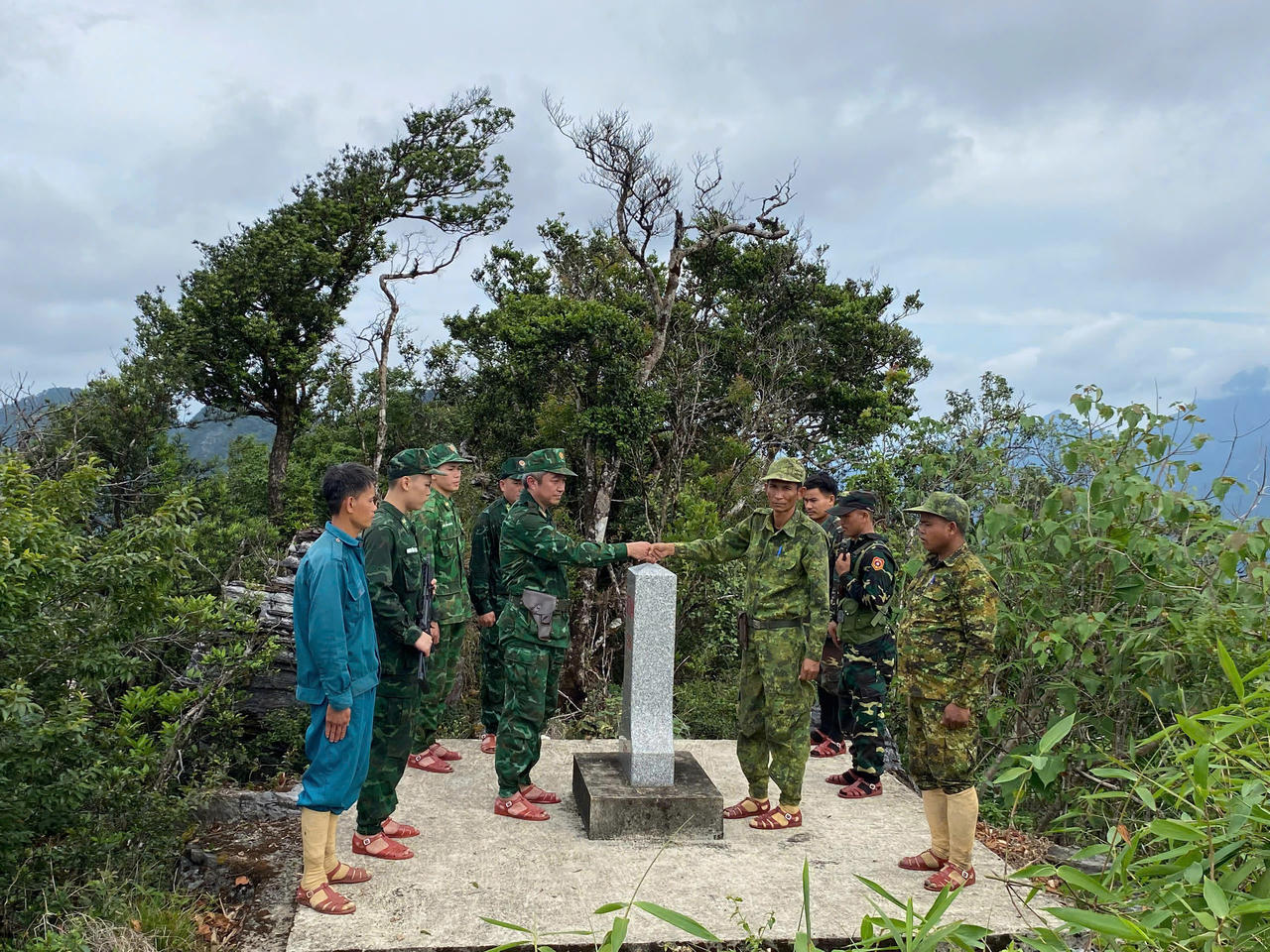 Bộ đội Biên phòng Quảng Trị phối hợp tuần tra song phương bảo vệ đường biên, mốc giới