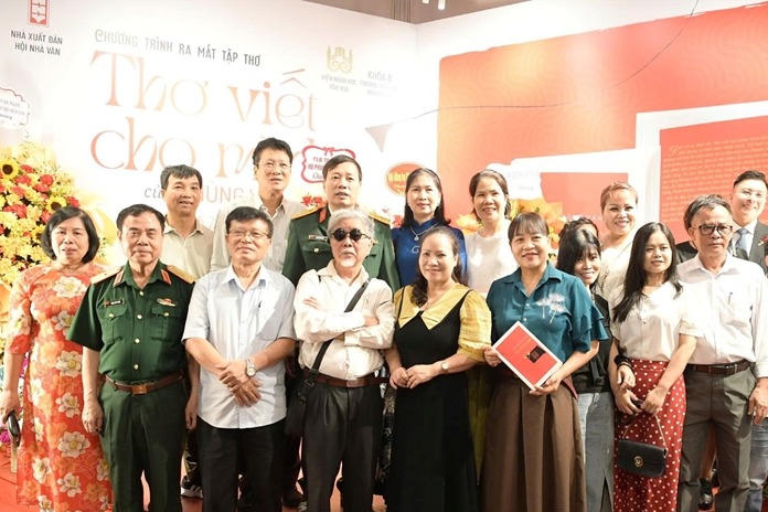 "Thơ viết cho mình" với những suy tư về thời cuộc và thân phận
