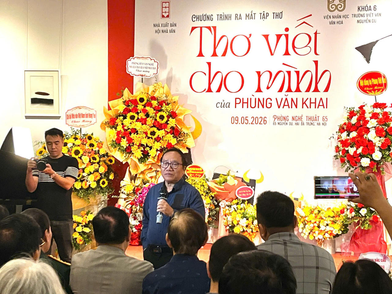 Nhà thơ Trần Đăng Khoa - Phó Chủ tịch Hội Nhà văn Việt Nam tại buổi ra mắt tập thơ "Thơ viết cho mình" (ảnh BTC).