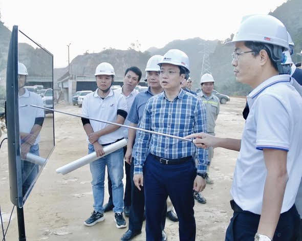 Lãnh đạo tỉnh Cao Bằng kiểm tra tiến độ thi công tuyến Cao tốc Trà Lĩnh - Đồng Đăng tại khu vực xã Trà Lĩnh.
