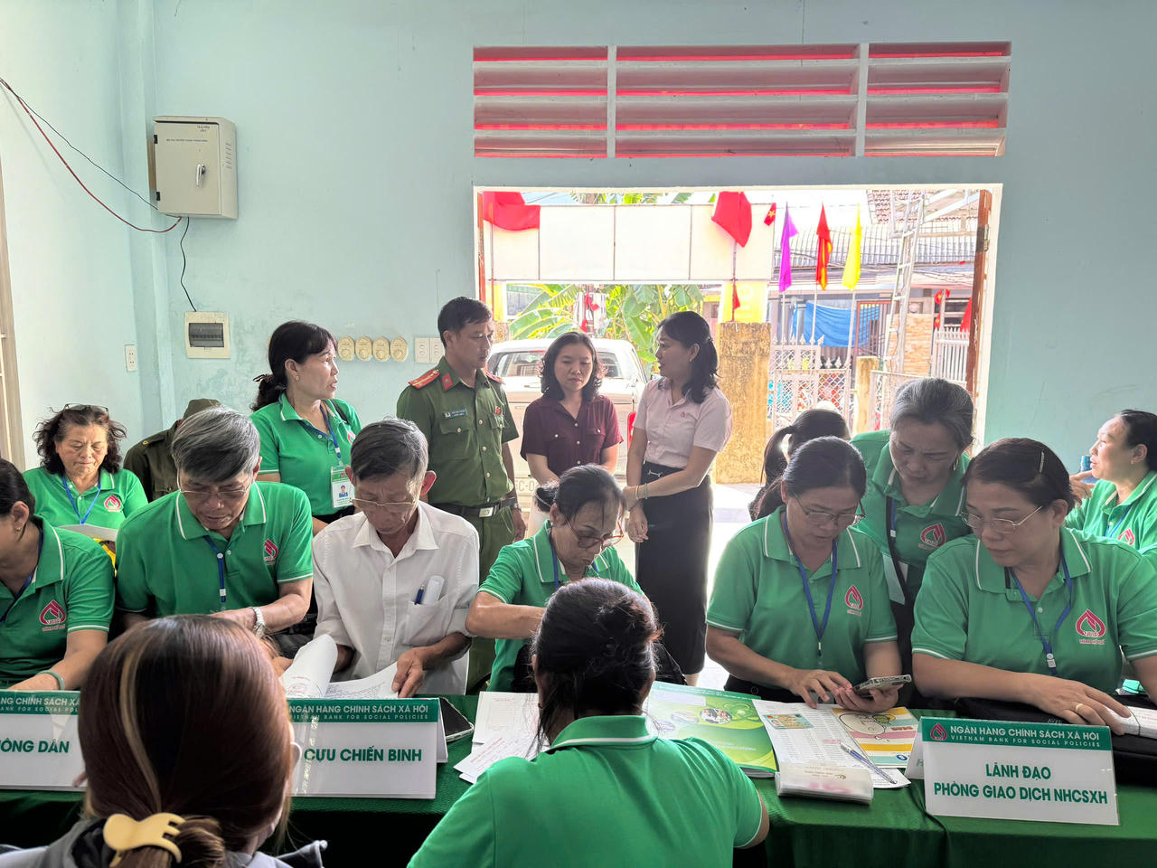 Việc triển khai thành công món vay đầu tiên cho thấy sự phối hợp chặt chẽ giữa NHCSXH với cấp ủy, chính quyền địa phương, Công an phường và các hội đoàn thể trong công tác rà soát, xác nhận đối tượng và hỗ trợ người vay tiếp cận nguồn vốn chính sách.&nbsp;