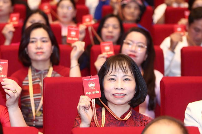 Đại biểu tiến hành biểu quyết tại Đại hội 