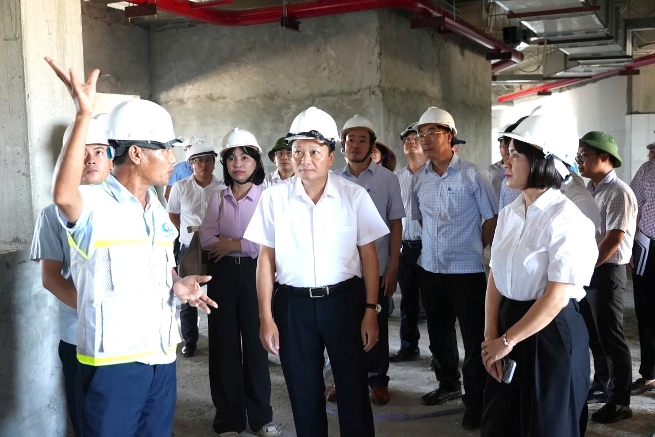 Chủ tịch UBND tỉnh Lê Hồng Vinh kiểm tra thực tế và yêu cầu đẩy nhanh tiến độ thi công các dự án Bệnh viện đa khoa huyện Quảng Ninh (cơ sở 2).