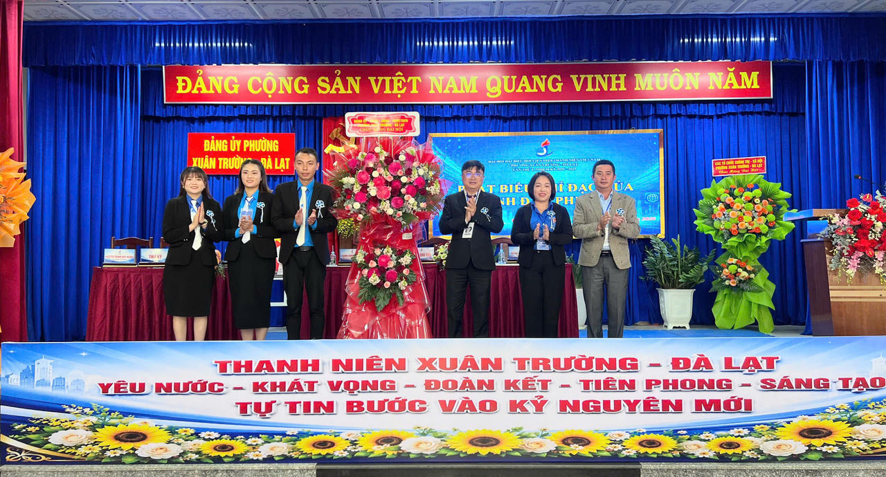 Lãnh đạo phường Xuân Trường - Đà Lạt chúc mừng&nbsp;Đại hội.