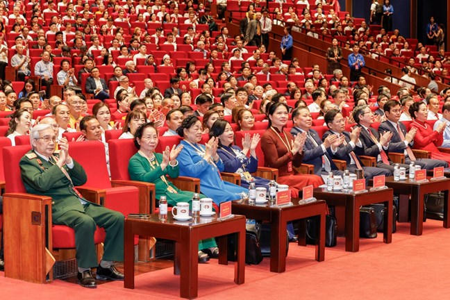 Bà Bùi Thị Minh Hoài, Ủy viên Bộ Chính trị, Bí thư Trung ương Đảng, Bí thư Đảng ủy MTTQ, các đoàn thể Trung ương, Chủ tịch Ủy ban Trung ương MTTQ Việt Nam và các đại biểu tham dự Đại hội.
