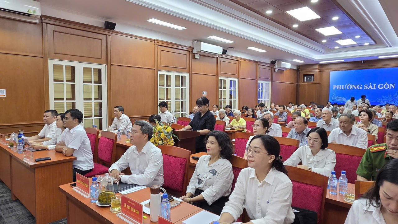 Các cử tri phường Sài Gòn đang theo dõi tiếp xúc trực tuyến.