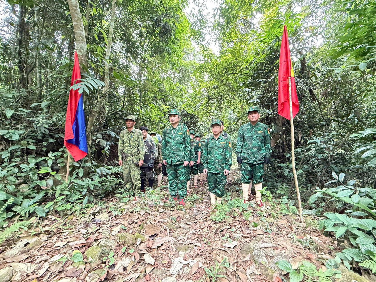 Bộ đội Biên phòng Quảng Trị phối hợp tuần tra song phương bảo vệ đường biên, mốc giới
