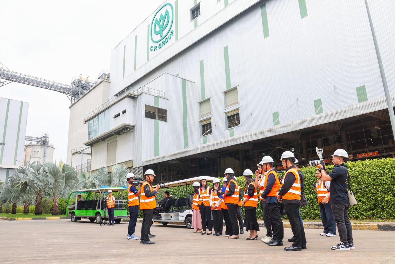 Khách mời tìm hiểu quy trình kiểm soát vận hành tại nhà máy CPV Food Bình Phước. Ảnh: C.P.
