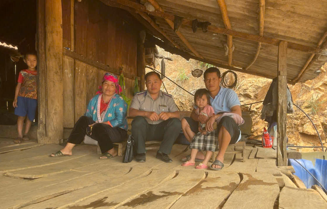 Một buổi Chấp hành viên Thào A Thình lặn lội hàng chục cây số đến nhà đương sự làm công tác tuyên truyền.