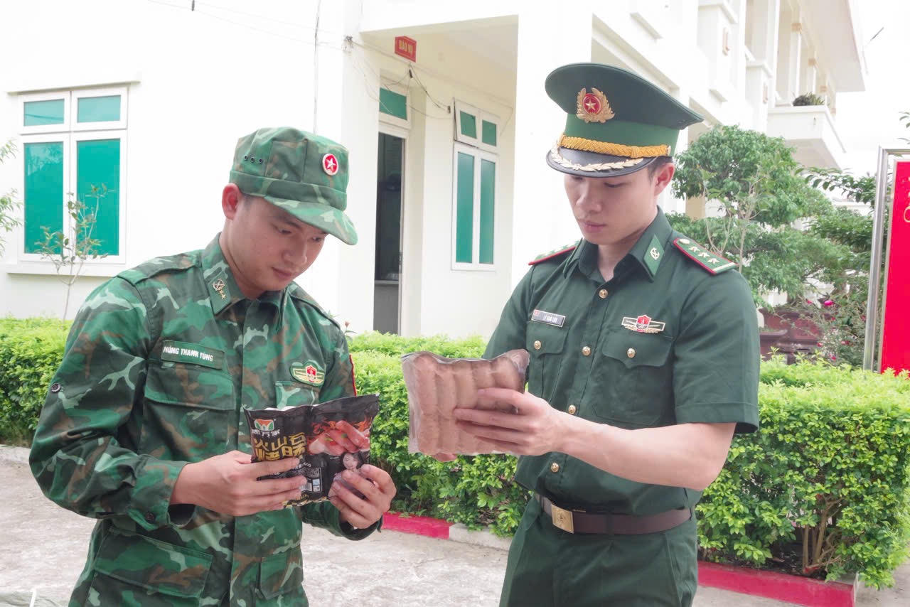 Cán bộ, chiến sĩ Đồn BPCK Chi Ma kiểm đếm số lượng xúc xích bị thu giữ. (BPCKCM)