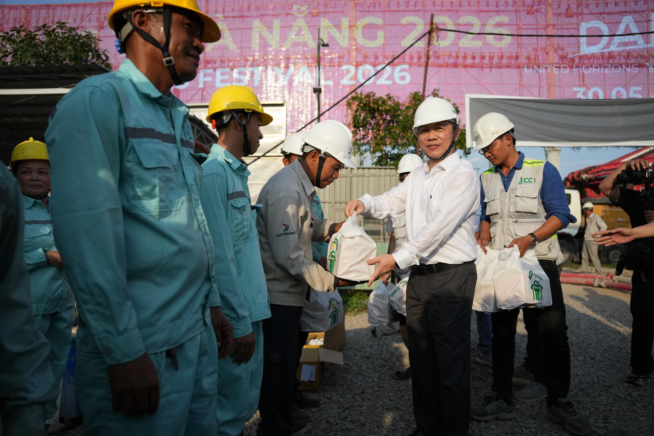 Lãnh đạo TP tặng quà cho cán bộ, công nhân viên đang làm việc tại công trường (Ảnh: Bùi Yên).