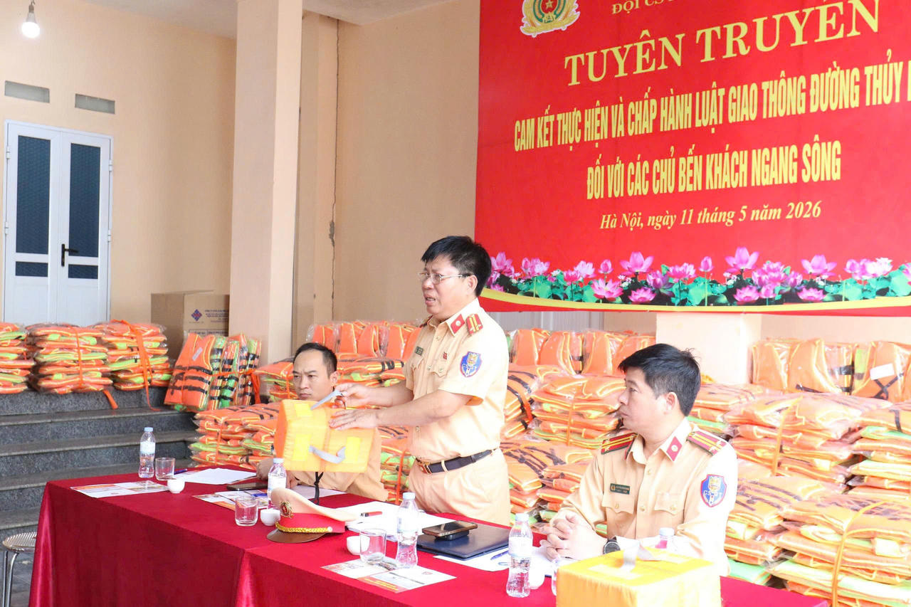 Trung tá Trần Văn Công, Phó Đội trưởng Đội Cảnh sát đường thủy số 2 chia sẻ tại buổi tuyên truyền
