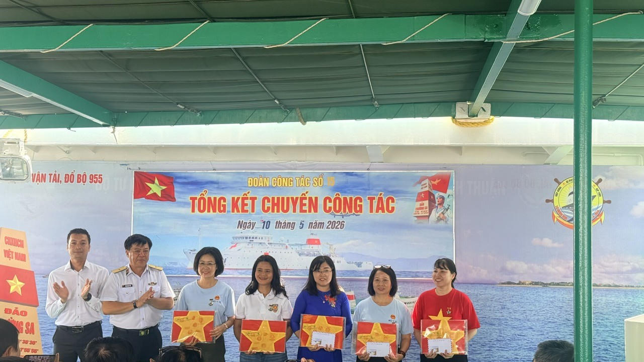 Đồng chí Trần Thị Diệu Thúy, Phó Chánh Văn phòng Đảng ủy Bộ Tư pháp nhận giải Cuộc thi tìm hiểu về biển đảo.