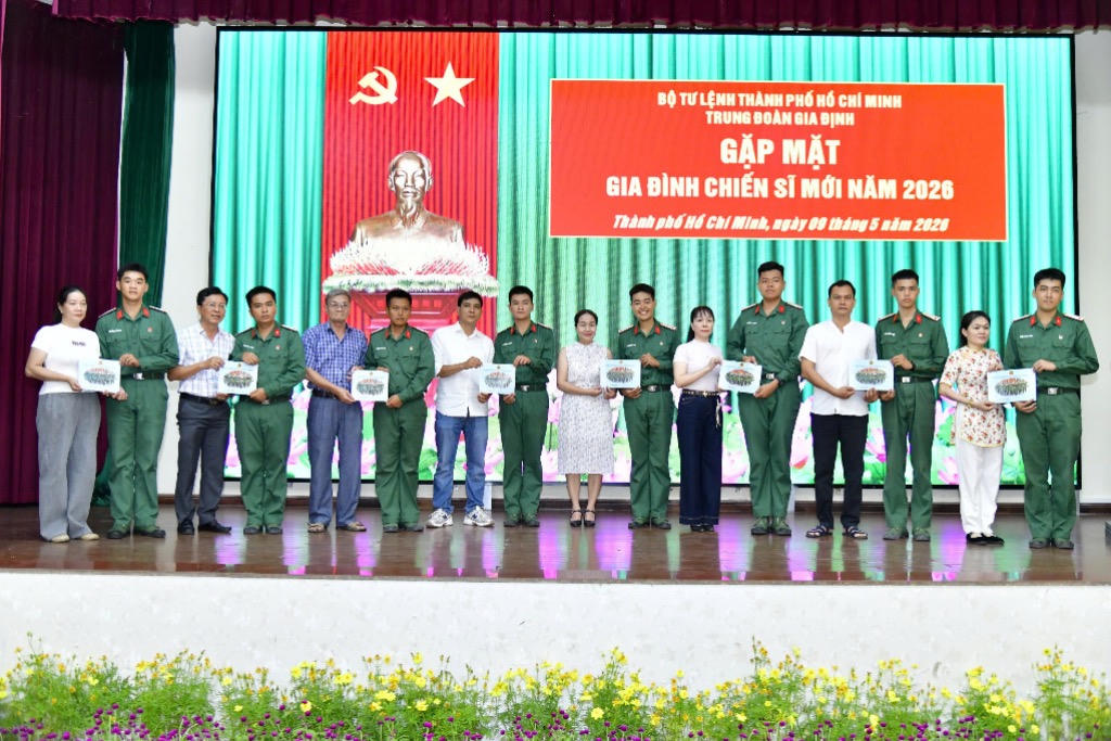 Chiến sĩ mới trao thư cho cha mẹ. (Ảnh: Hữu Tân)