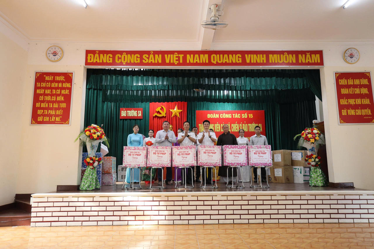 Đoàn công tác Bộ Tư pháp tặng quà cán bộ, chiến sĩ và Nhân dân trên đảo Trường Sa.