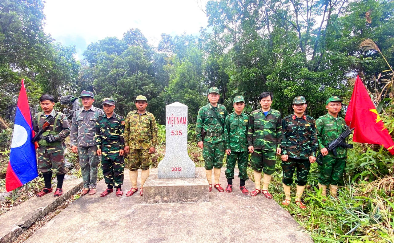 Chính quyền xã cùng tuần tra biên giới để lan tỏa tinh thần bảo vệ an ninh lãnh thổ