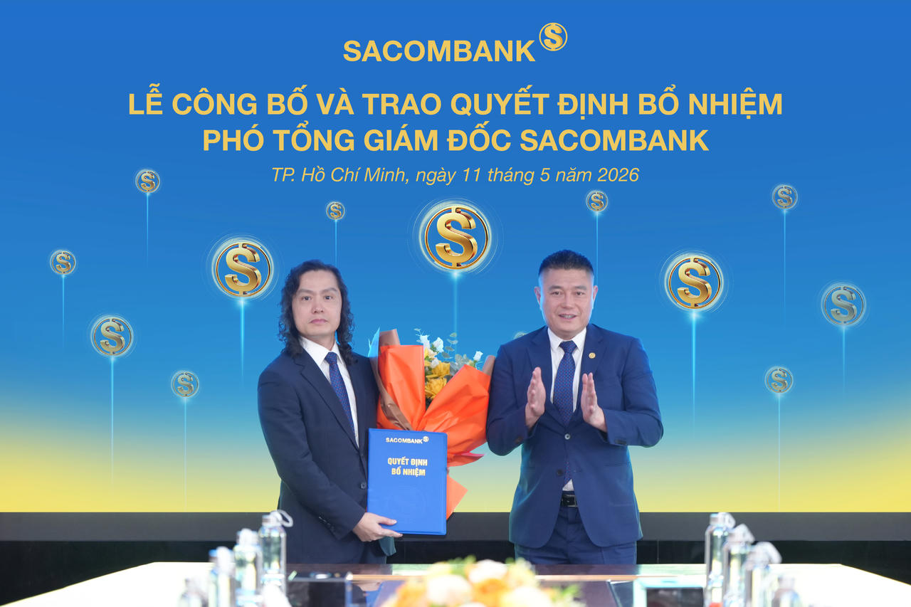 Ông Nguyễn Đức Thụy - Phó Chủ tịch thường trực HĐQT trao Quyết định bổ nhiệm chức vụ Phó Tổng Giám đốc&nbsp;cho ông Lưu Danh Đức 