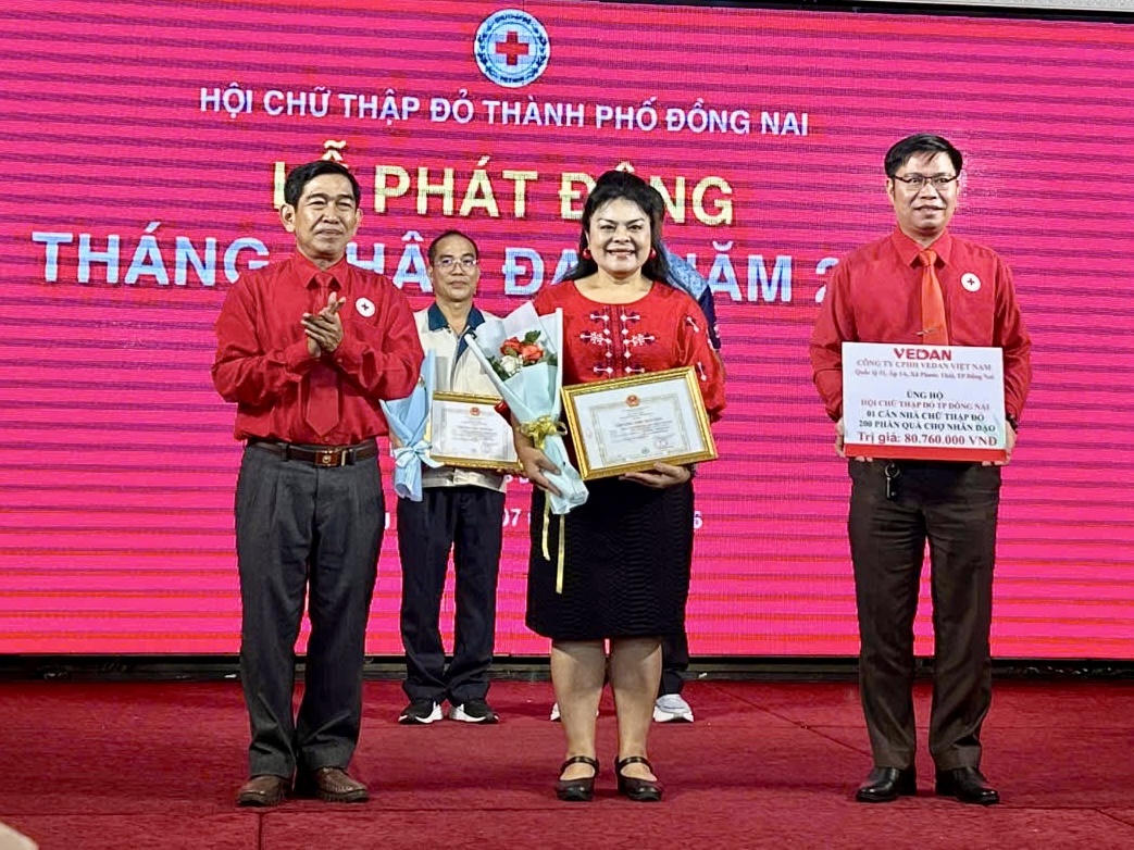 Bà Nguyễn Thu Thủy- Phó giám đốc Vedan Việt Nam nhận bằng ghi nhận từ Hội Chữ Thập Đỏ Thành phố Đồng Nai