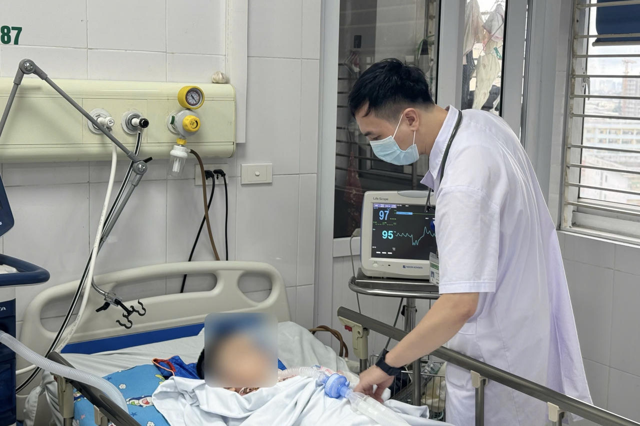Từ những nốt phỏng nước do thuỷ đậu, bé trai 6 tuổi nguy kịch