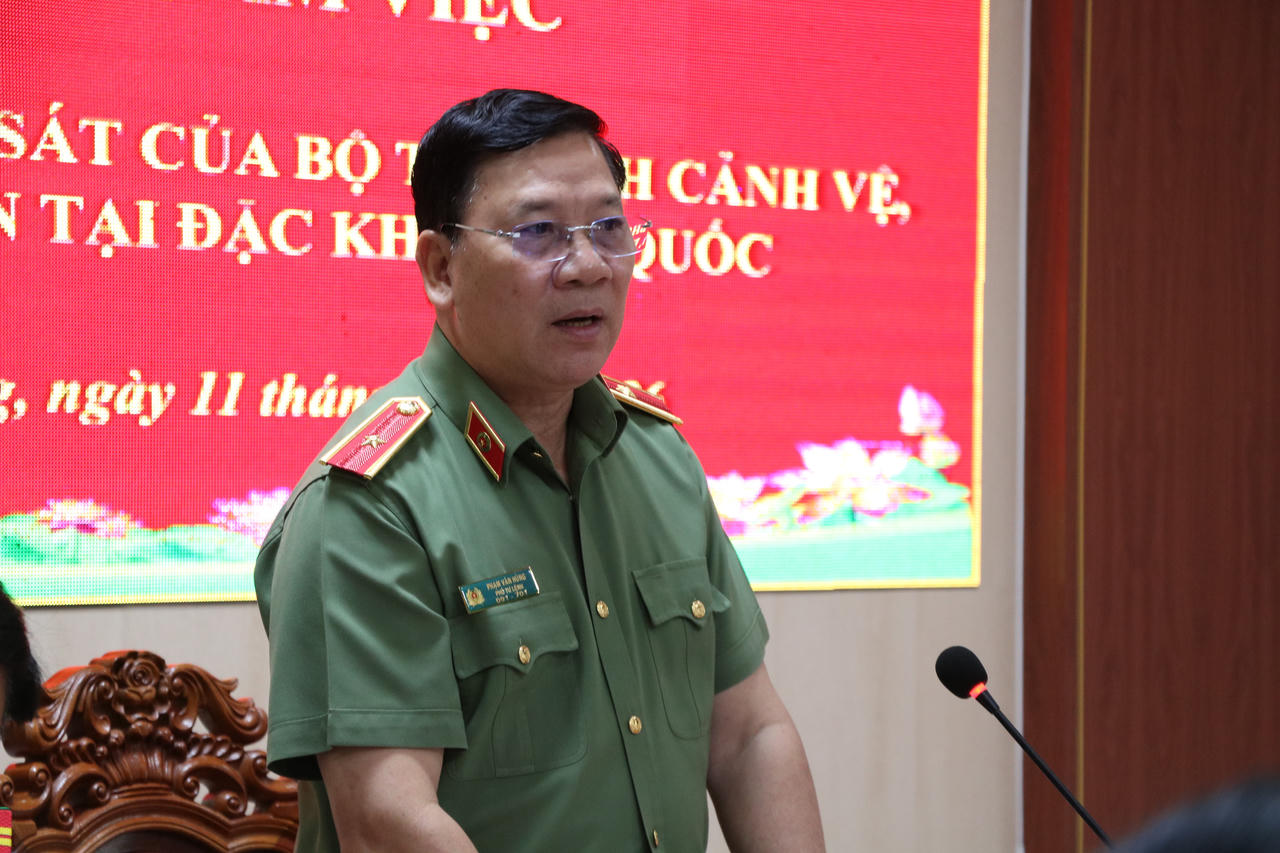 Thiếu tướng Phạm Văn Hùng - Phó Tư lệnh Bộ Tư lệnh Cảnh vệ phát biểu chỉ đạo tại buổi làm việc.
