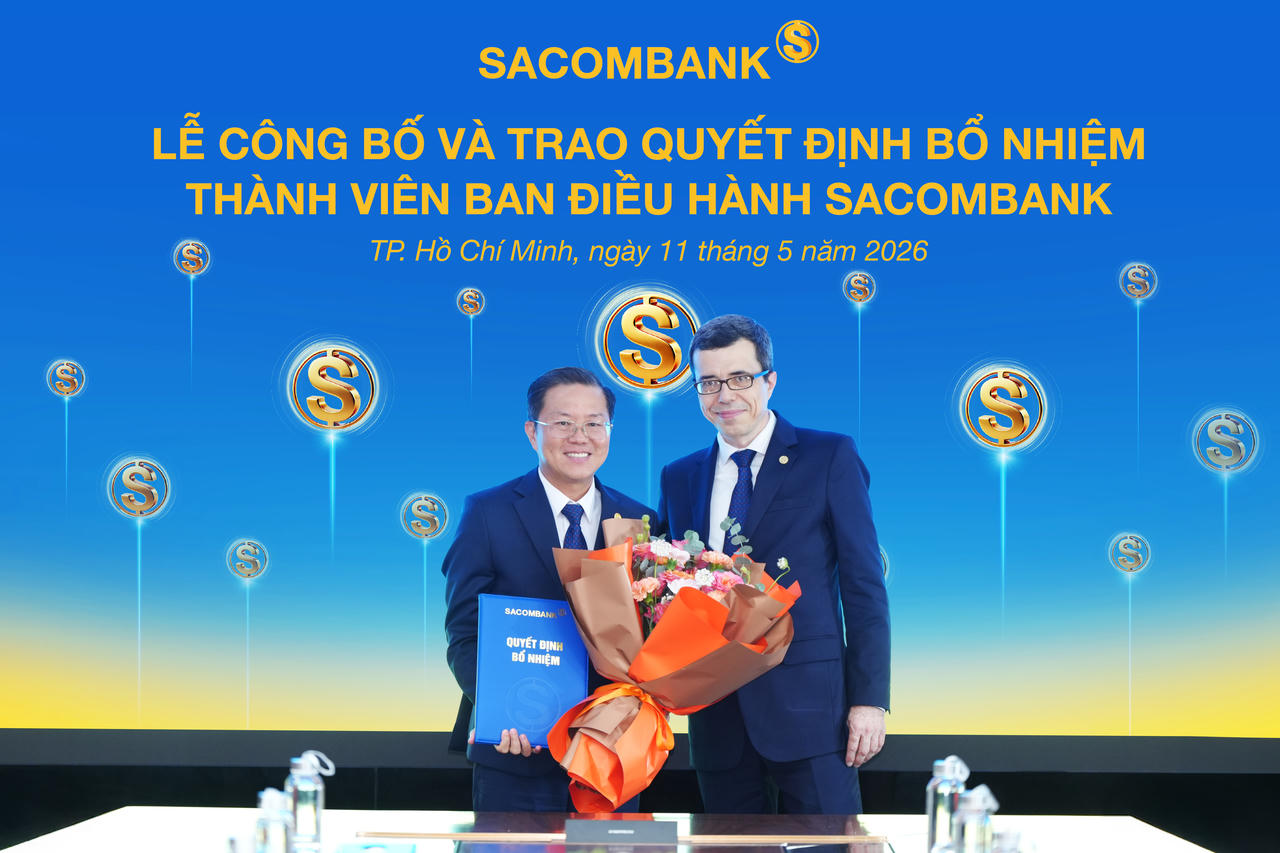Ông Faussier Loic Michel Marc - Quyền Tổng Giám đốc trao Quyết định bổ nhiệm cho ông Nguyễn Thanh Hiệp vào Thành viên Ban điều hành