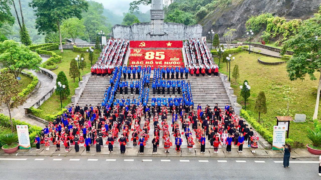 Xác lập kỷ lục màn đồng diễn có số lượng phụ trách Đội và thiếu nhi tham gia đông nhất Việt Nam. (Ảnh: PV)