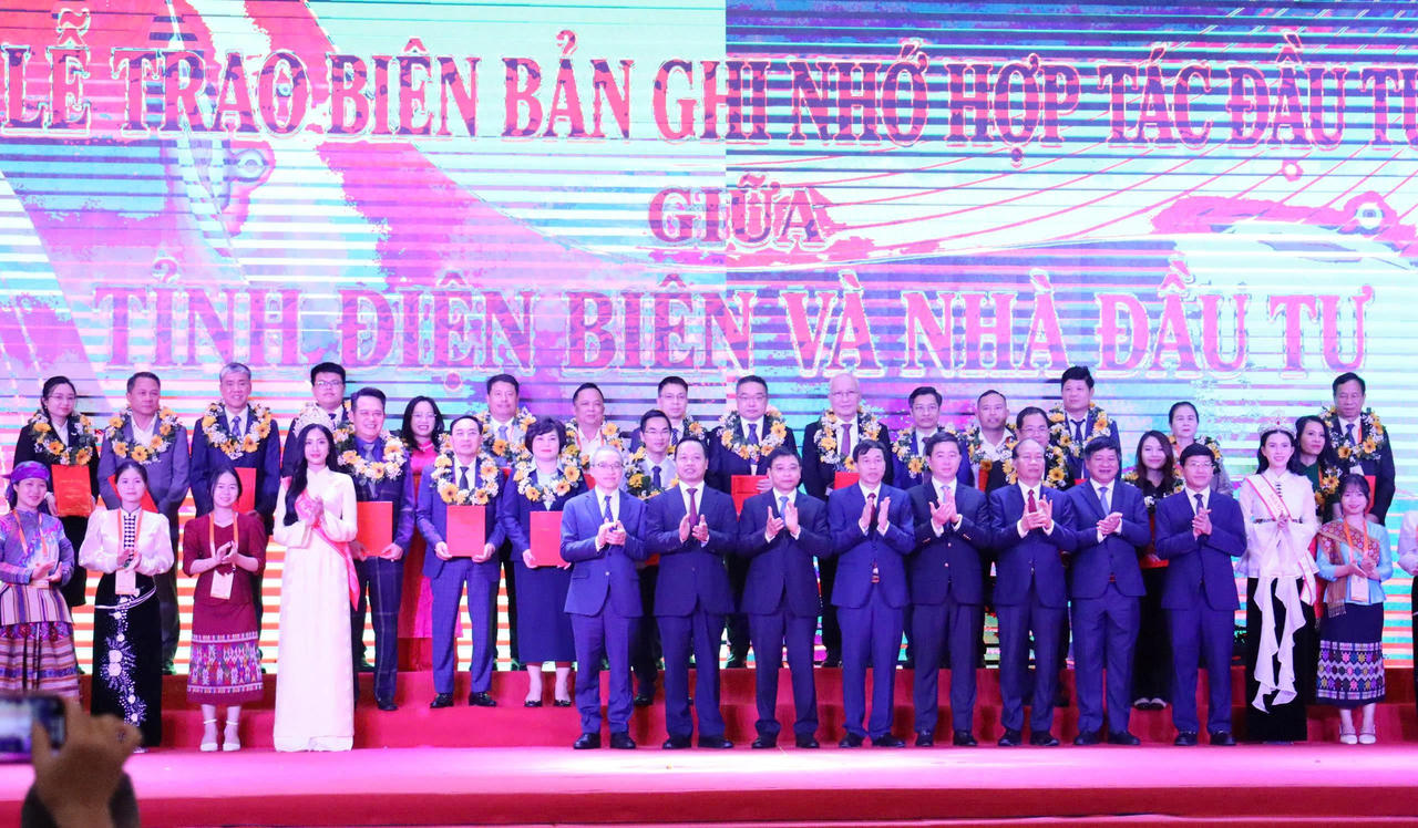 Tỉnh Điện Biên đã trao 12 quyết định chấp thuận nhà đầu tư, giấy chứng nhận đăng ký đầu tư cho 11 nhà đầu tư với tổng vốn đăng ký trên 48.320 tỷ đồng.