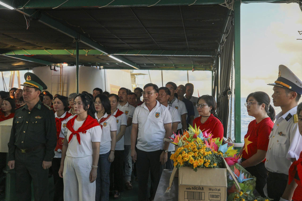 Đoàn công tác Bộ Tư pháp tham gia Lễ tưởng niệm các Anh hùng liệt sĩ hy sinh vì sự nghiệp bảo vệ chủ quyền biển đảo.