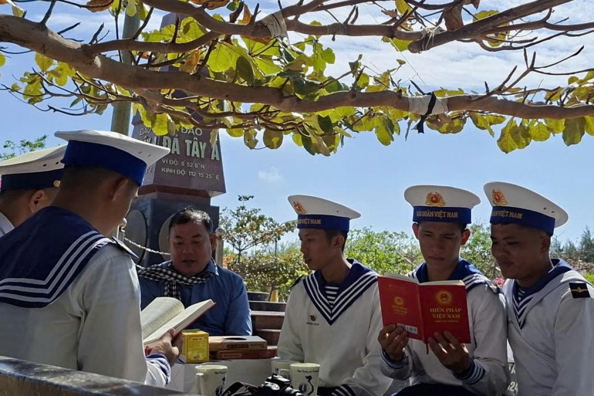 Đoàn Công tác của Bộ Tư pháp thăm, làm việc, tặng quà cán bộ chiến sỹ và Nhân dân Trường Sa