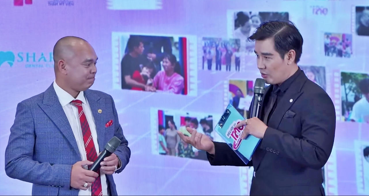 MC Nguyên Khang (phải) và nhà sản xuất Thái Phan Thanh Bình.