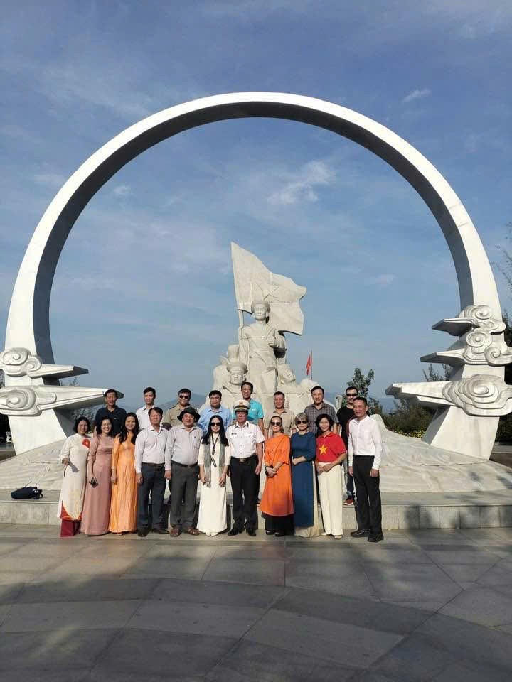 Đoàn công tác Bộ Tư pháp chụp ảnh tại tượng đài Gạc Ma.