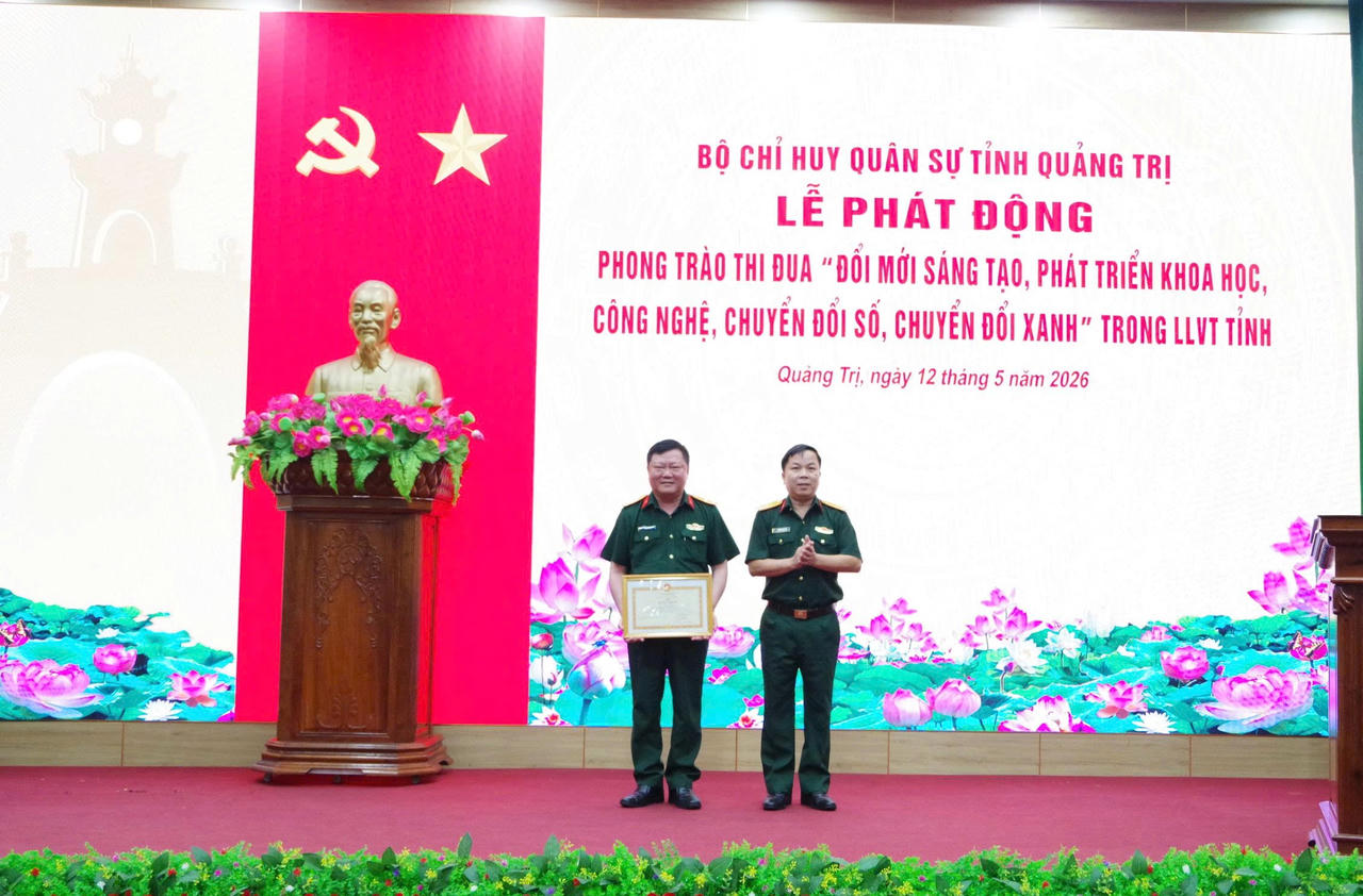 Bộ CHQS tỉnh Quảng Trị trao Bằng khen của Bộ trưởng Bộ Quốc phòng cho Đại tá Trương Như Ý, Phó Chính ủy Bộ CHQS tỉnh, vì có thành tích xuất sắc trong phong trào thi đua “Chung tay xóa nhà tạm, nhà dột nát trên phạm vi cả nước năm 2025”.