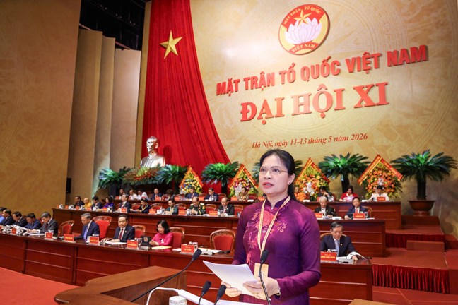  Bà Hà Thị Nga, Ủy viên Trung ương Đảng, Phó Chủ tịch - Tổng Thư ký Ủy ban Trung ương MTTQ Việt Nam trình bày tóm tắt dự thảo Báo cáo chính trị của Ủy ban Trung ương MTTQ Việt Nam khóa X trình Đại hội. Ảnh: PV