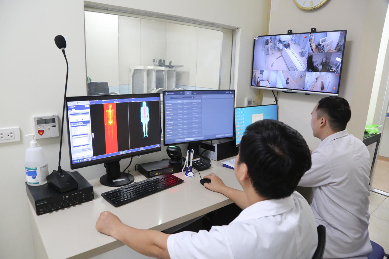 Người bệnh được quét toàn thân nhằm nhận diện, đánh giá những đặc tính tổn thương và dấu hiệu di căn cực nhỏ bằng hệ thống SPECT/CT tại Trung tâm Ung bướu – Bệnh viện Đa khoa tỉnh Phú Thọ.