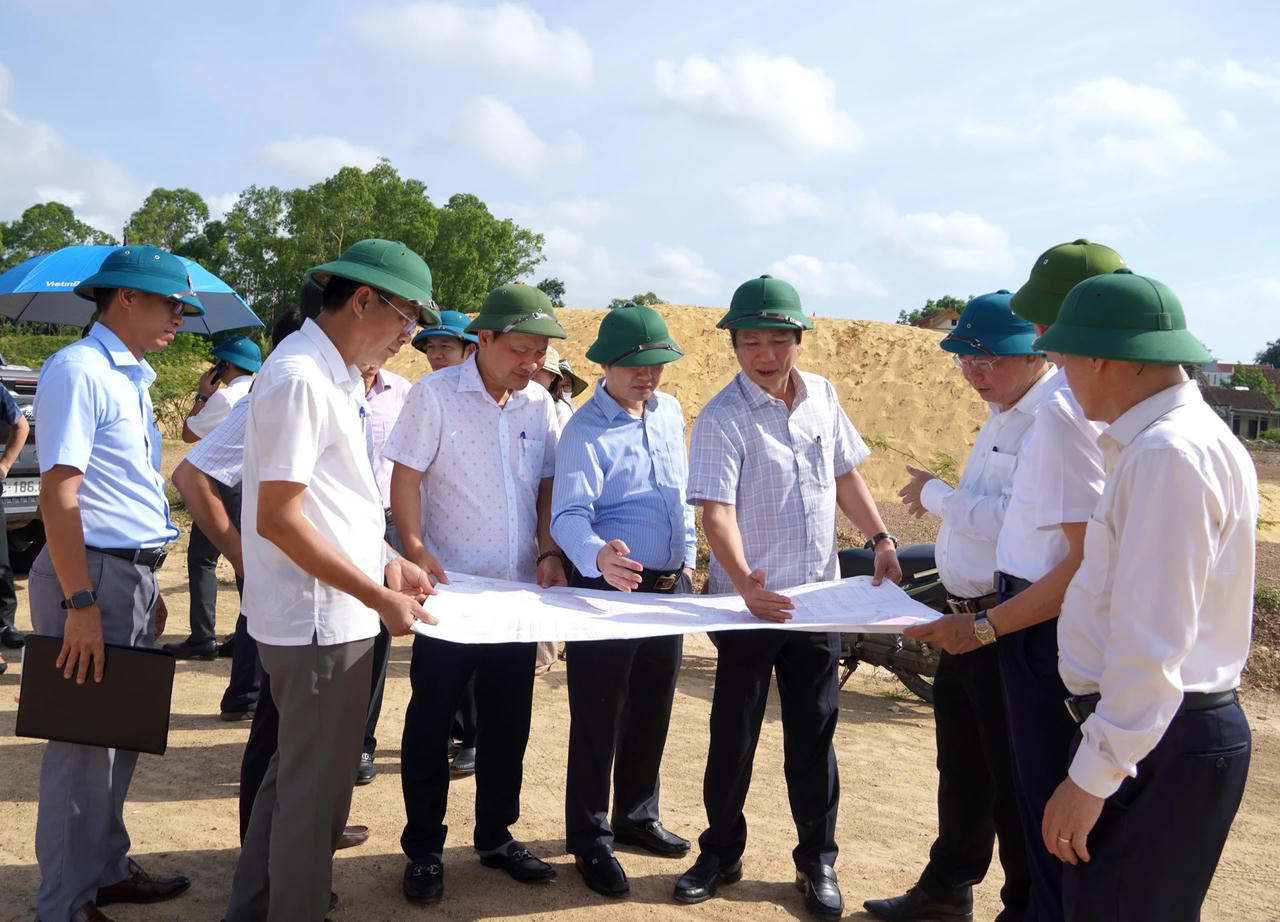 Đoàn công tác do Phó chủ tịch Thường trực UBND tỉnh Quảng Trị Hoàng Nam kiểm tra Dự án tạo quỹ đất khu dân cư phía Đông Nam đường Tạ Quang Bửu. Ảnh: Hương Trà