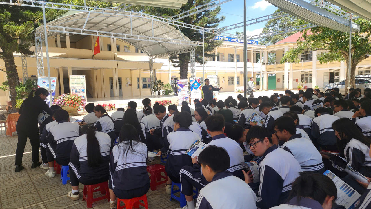 Học sinh được cung cấp nhiều thông tin bổ ích về việc làm.