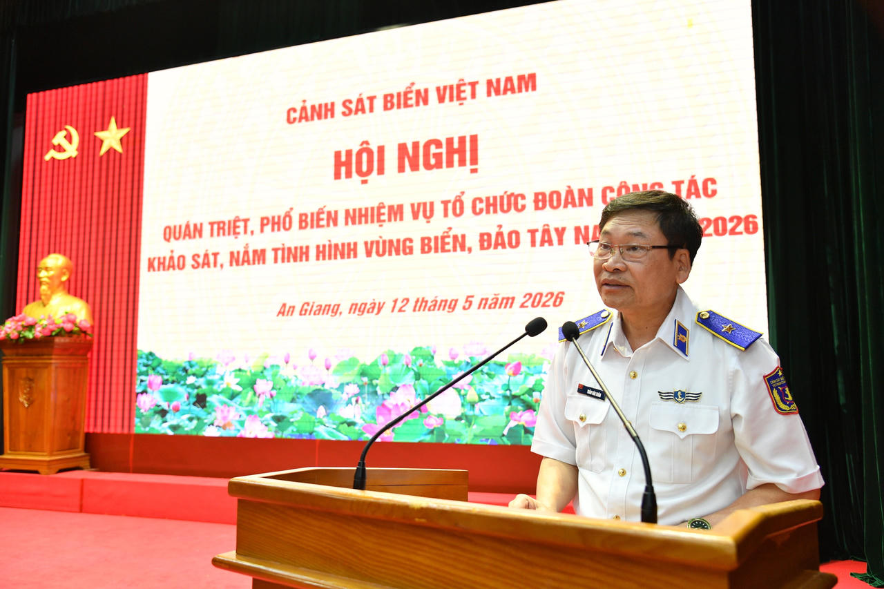 Thiếu tướng Trần Văn Xuân - Phó Chính ủy kiêm Chủ nhiệm Chính trị Cảnh sát biển Việt Nam phát biểu chỉ đạo Hội nghị.