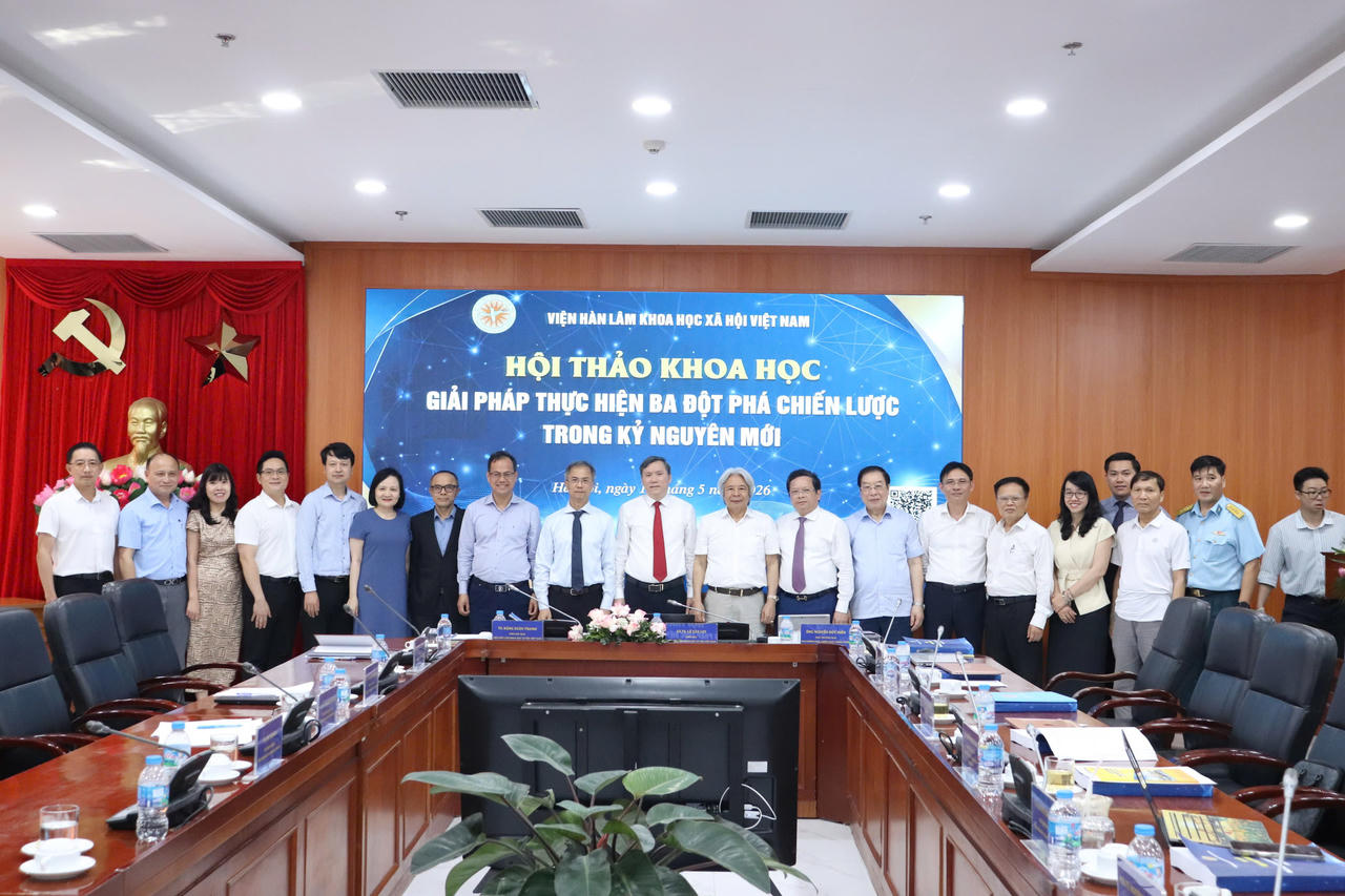 Các đại biểu chụp ảnh lưu niệm.