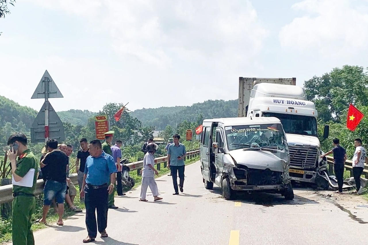 Ô tô khách chở nhà trai đi bàn chuyện đám cưới gặp tai nạn liên hoàn Ô tô khách chở nhà trai đi bàn chuyện đám cưới gặp tai nạn liên hoàn