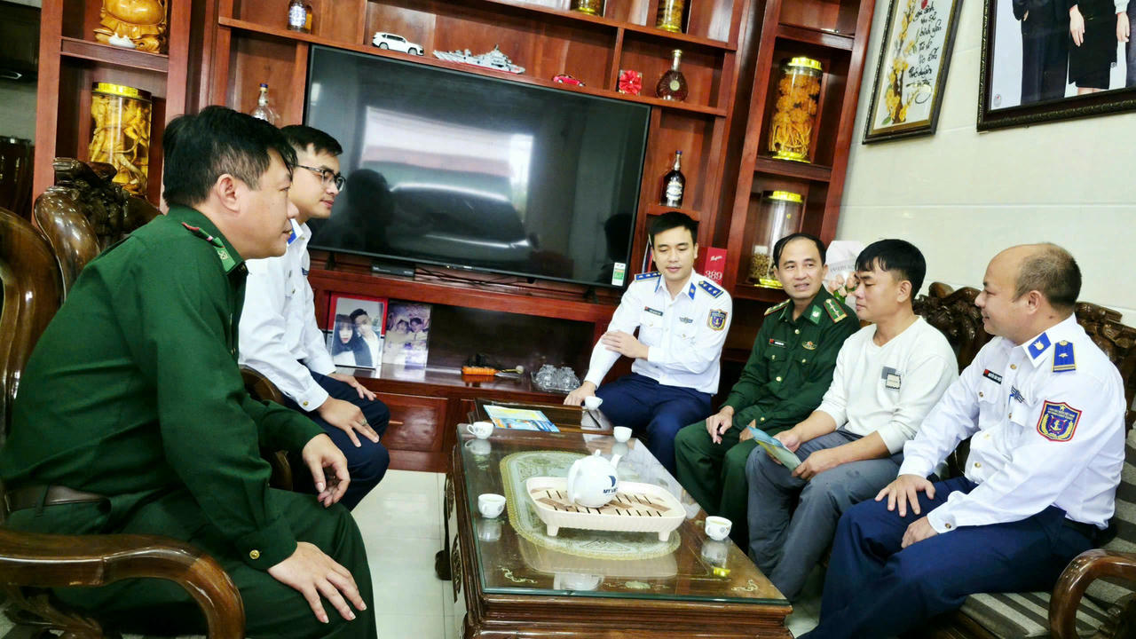 Cán bộ, chiến sĩ Hải đội 102 và Đồn Biên phòng Lạch Kèn đến tận nhà ông Nguyễn Văn Dũng, chủ tàu cá HT 90476-TS ở xã Đan Hải, tỉnh Hà Tĩnh để tuyên truyền, vận động chấp hành các quy định chống khai thác IUU.