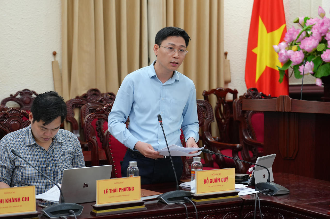 Ông Đỗ Xuân Quý, Chánh Văn phòng Bộ Tư pháp báo cáo tại buổi làm việc.