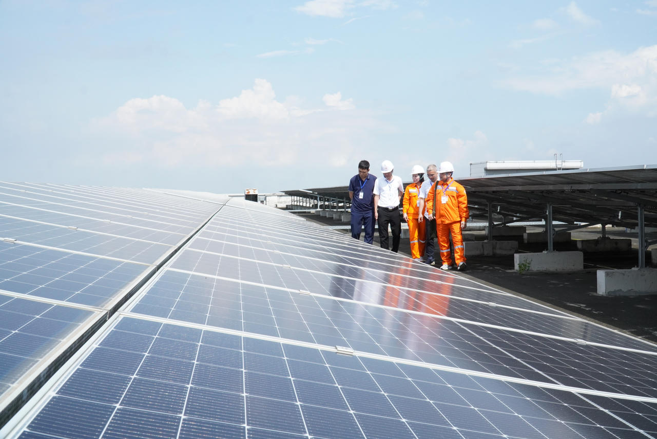 CBCNV Công ty Điện lực Bắc Ninh tư vấn, hỗ trợ kỹ thuật phát triển điện mặt trời mái nhà. (Ảnh: Thanh Hương)
