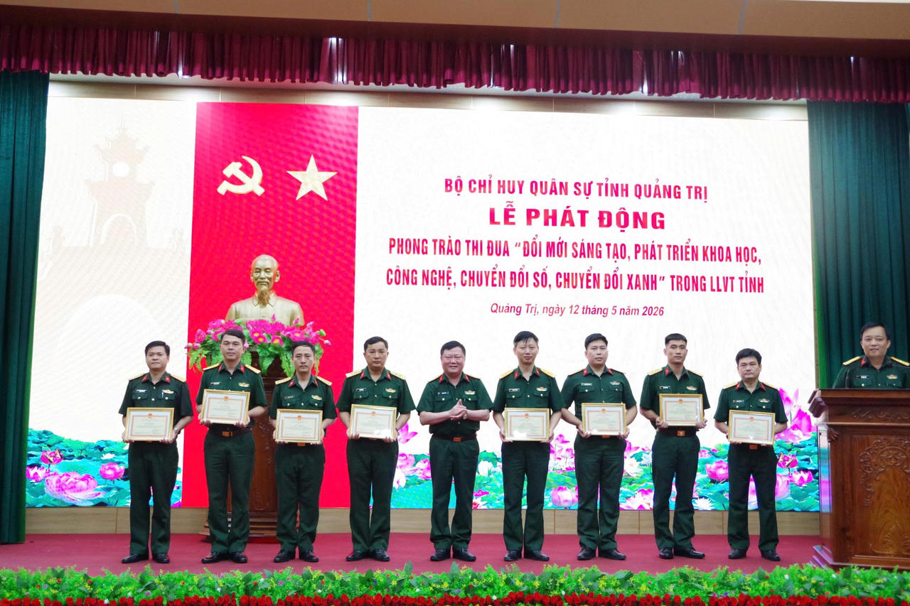 Bộ CHQS tỉnh Quảng Trị tặng Giấy khen cho các tập thể, cá nhân có thành tích xuất sắc trong đợt thi đua cao điểm chào mừng bầu cử đại biểu Quốc hội khóa XVI, HĐND các cấp nhiệm kỳ 2026 - 2031 và kỷ niệm 136 năm Ngày sinh Chủ tịch Hồ Chí Minh.