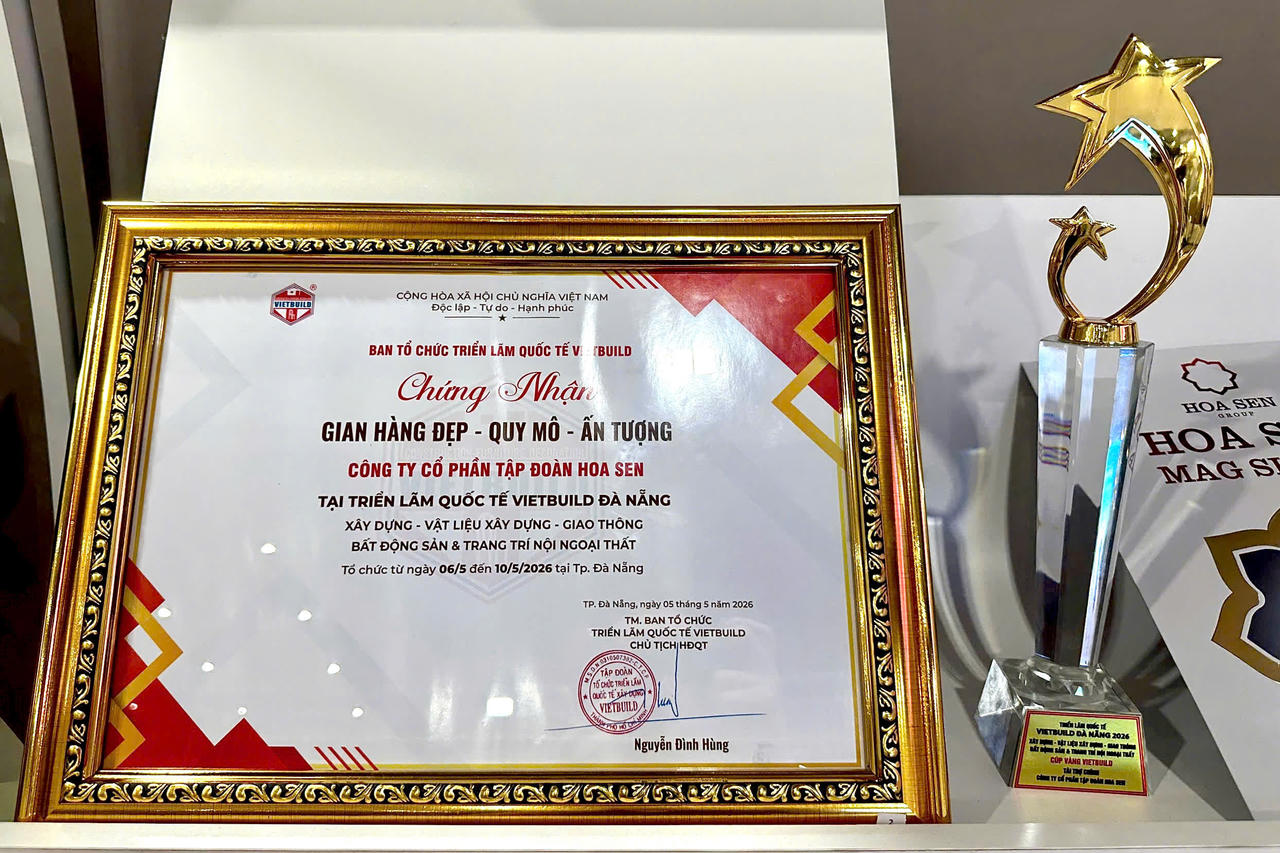 Hoa Sen Home được Ban Tổ chức Vietbuild Đà Nẵng 2026 trao chứng nhận “Gian hàng đẹp - quy mô - ấn tượng”.