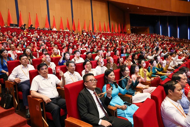 Đại biểu tiến hành biểu quyết tại Đại hội
