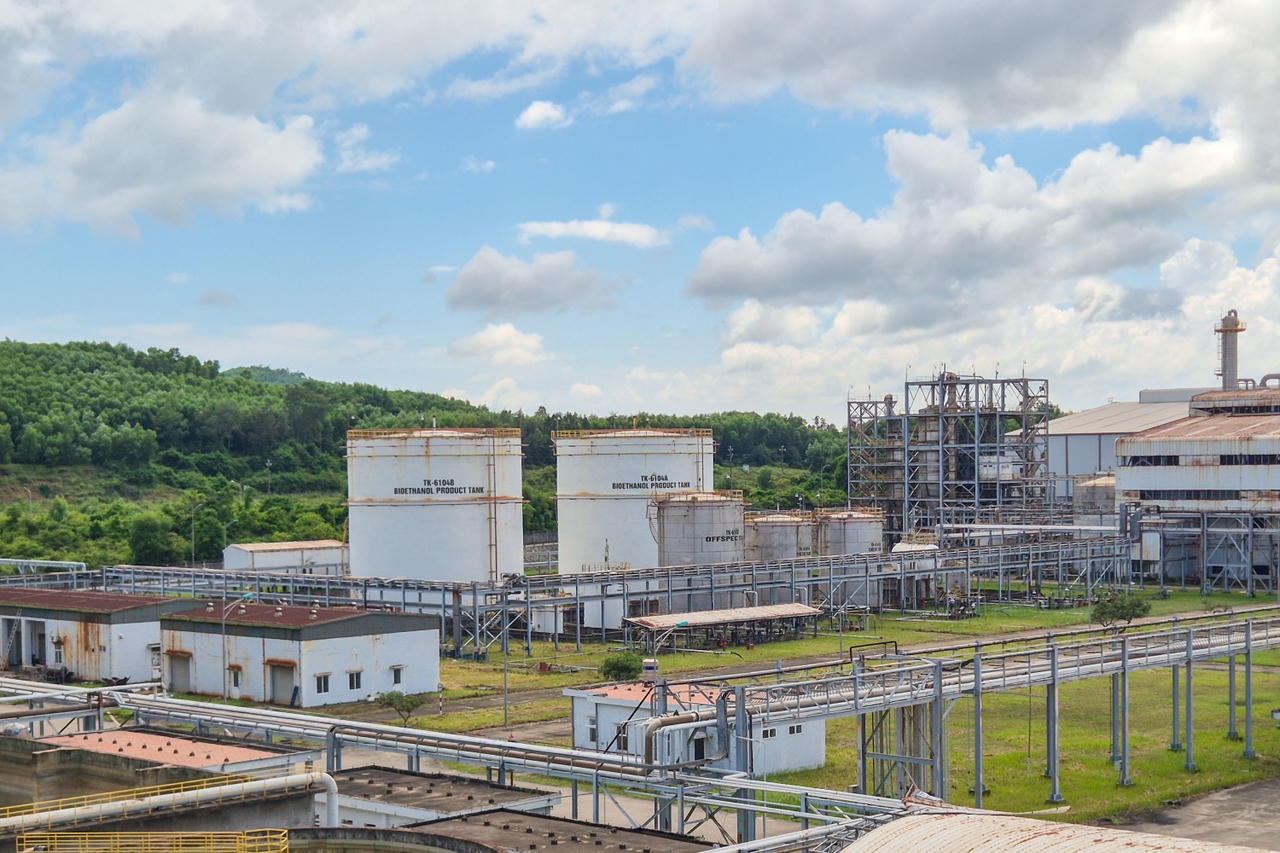 Nhà máy Nhiên liệu sinh học Dung Quất là nơi đang sản xuất và cung ứng nguồn ethanol cho BSR phối trộn, kiểm soát chất lượng xăng E10 để đưa ra thị trường.